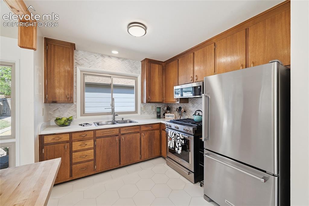 Image 13 of 33: Kitchen