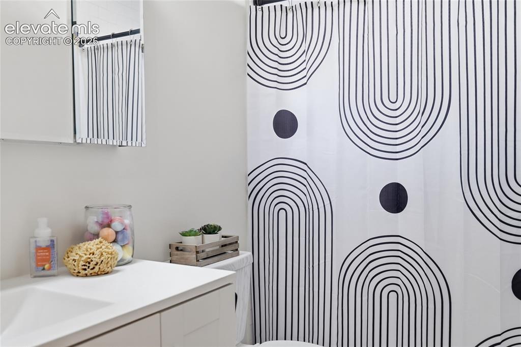 Image 19 of 33: Bathroom