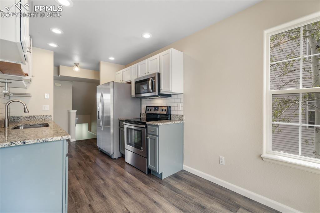 Image 14 of 48: Kitchen