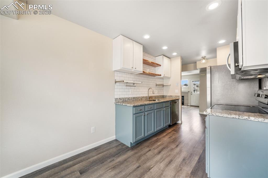 Image 15 of 48: Kitchen