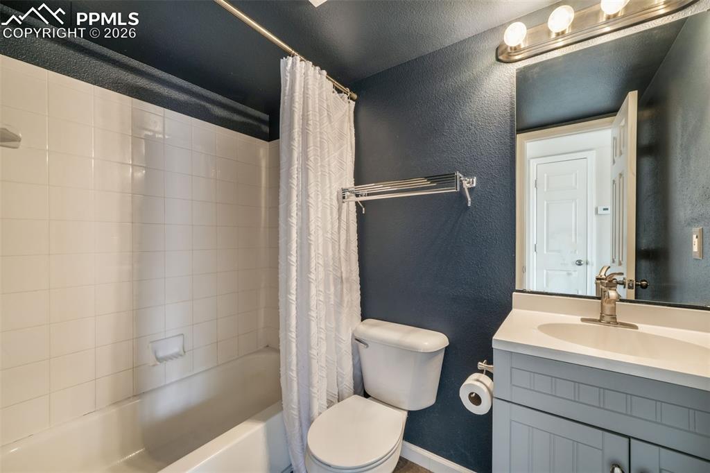 Image 21 of 48: Office