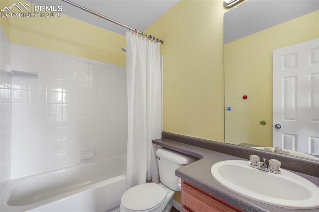 Image 38 of 48: Bedroom