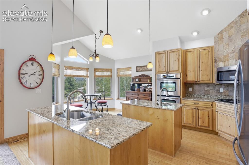 Image 11 of 50: Kitchen