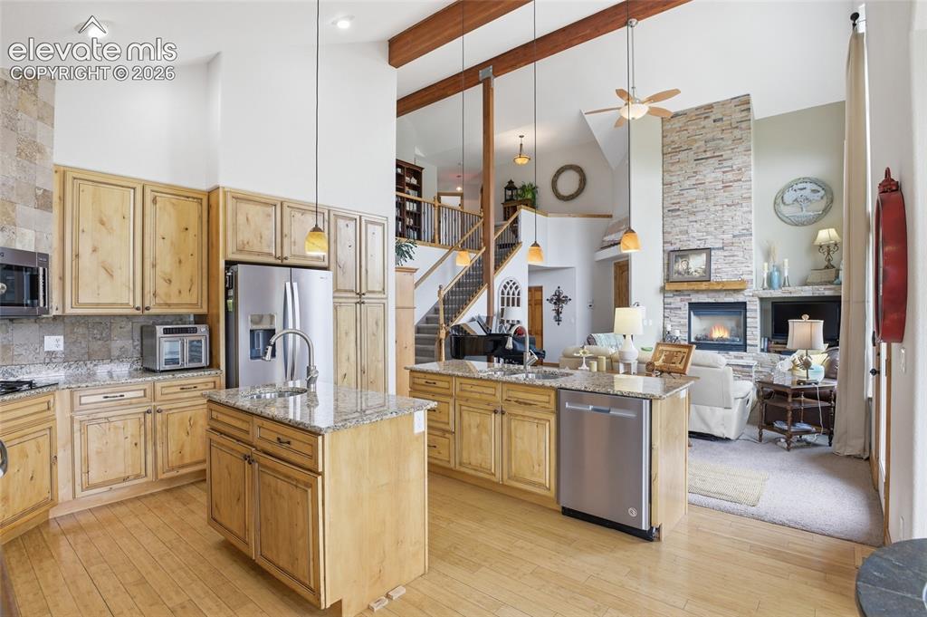 Image 12 of 50: Kitchen