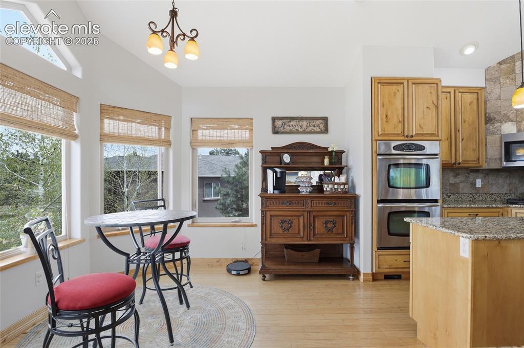 Image 16 of 50: Kitchen