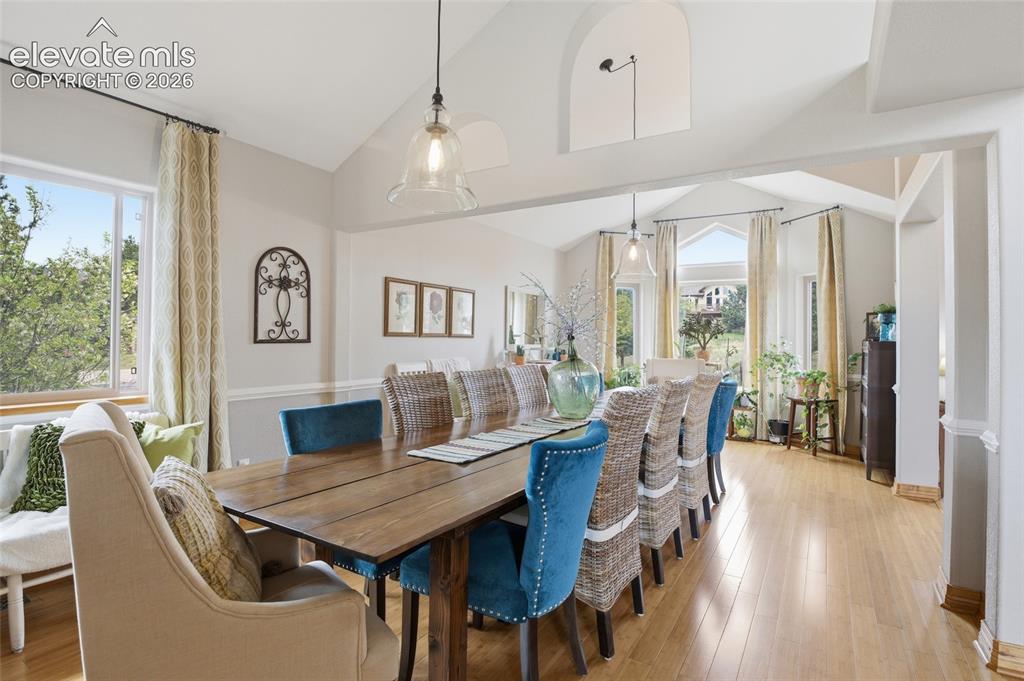 Image 8 of 50: Dining Area