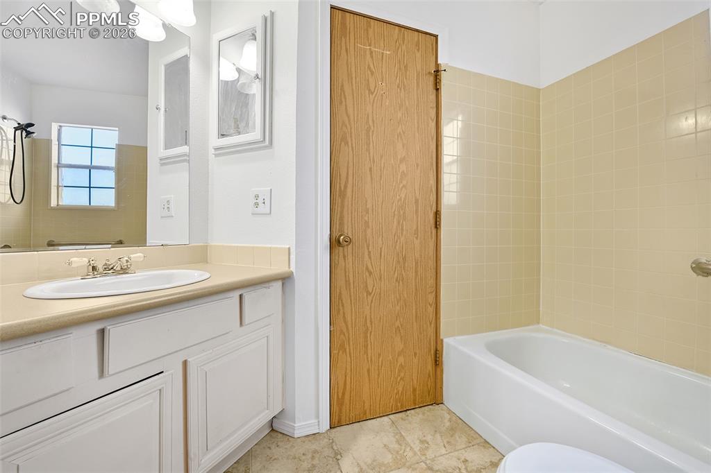 Image 23 of 32: Upper Level Full Bath