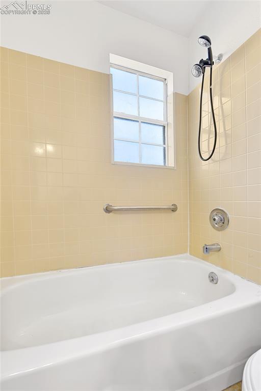 Image 24 of 32: Full Bath On Upper Level Between The Two Bedrooms