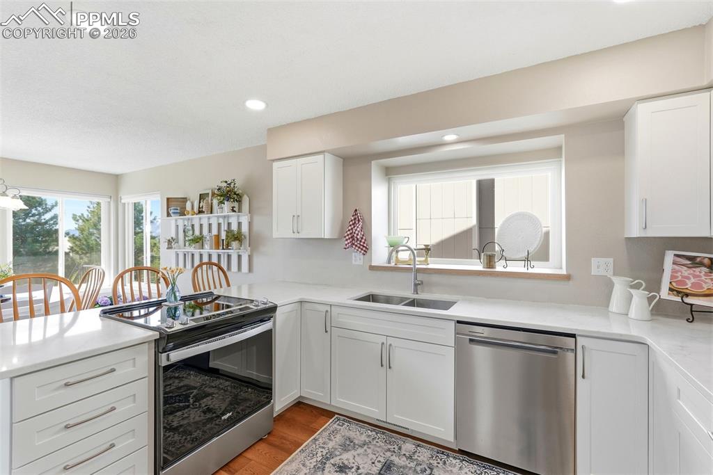 Image 14 of 50: Kitchen