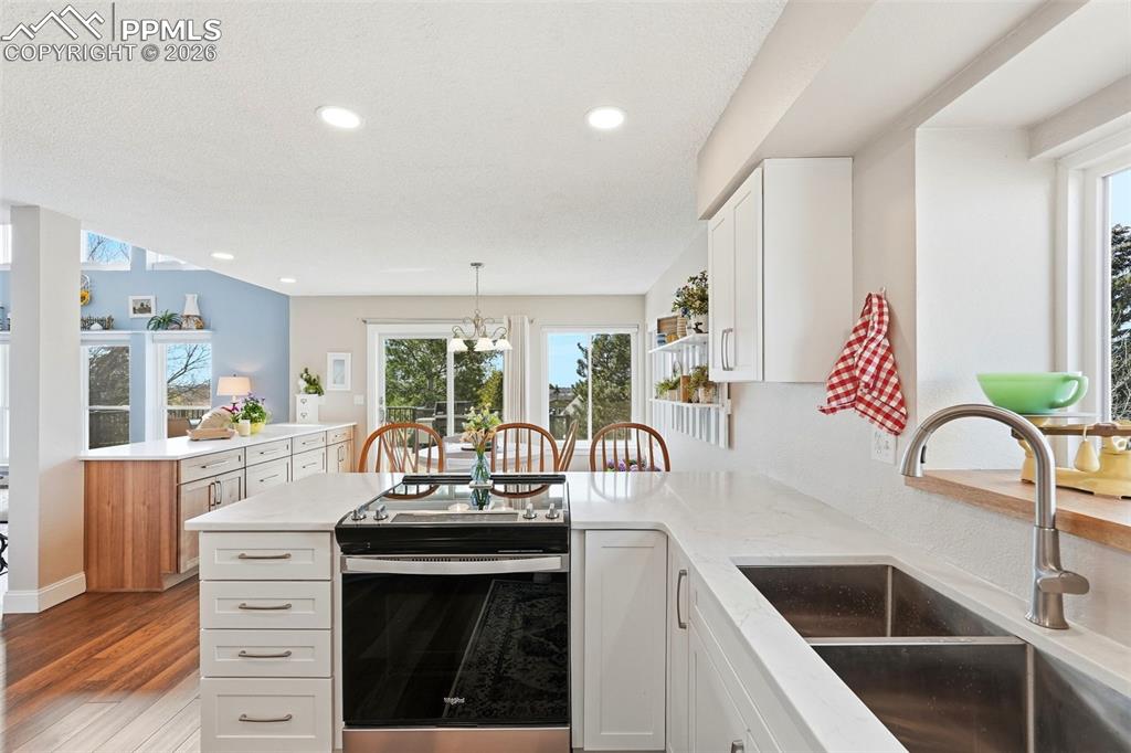 Image 15 of 50: Kitchen