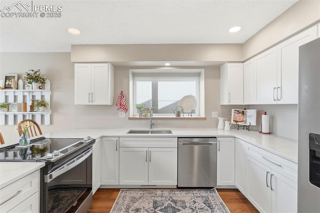 Image 16 of 50: Kitchen