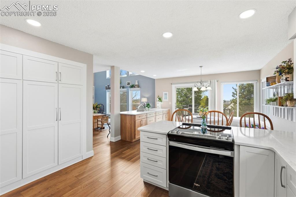 Image 17 of 50: Kitchen