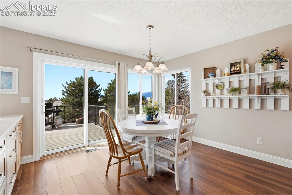 Image 20 of 50: Dining Area