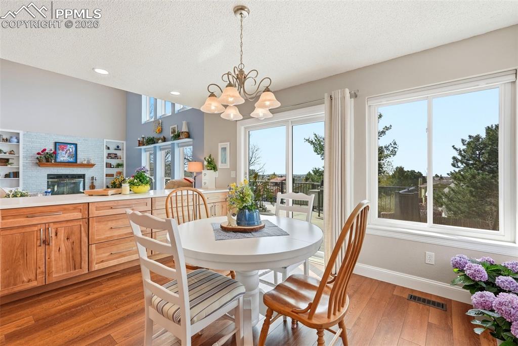 Image 21 of 50: Dining Area