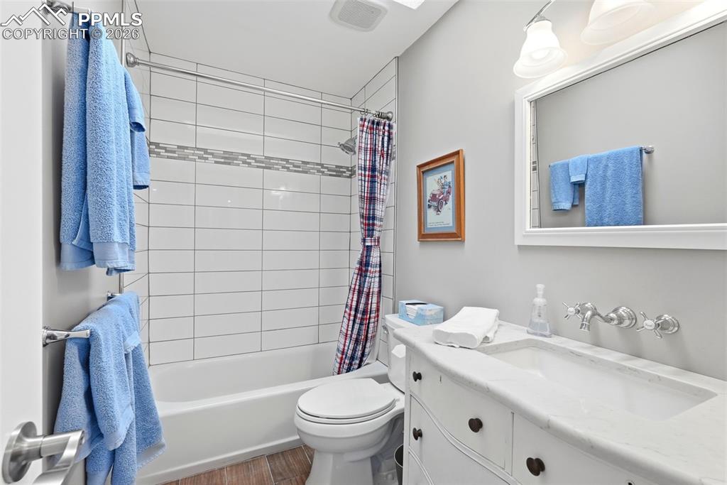 Image 28 of 50: Bathroom