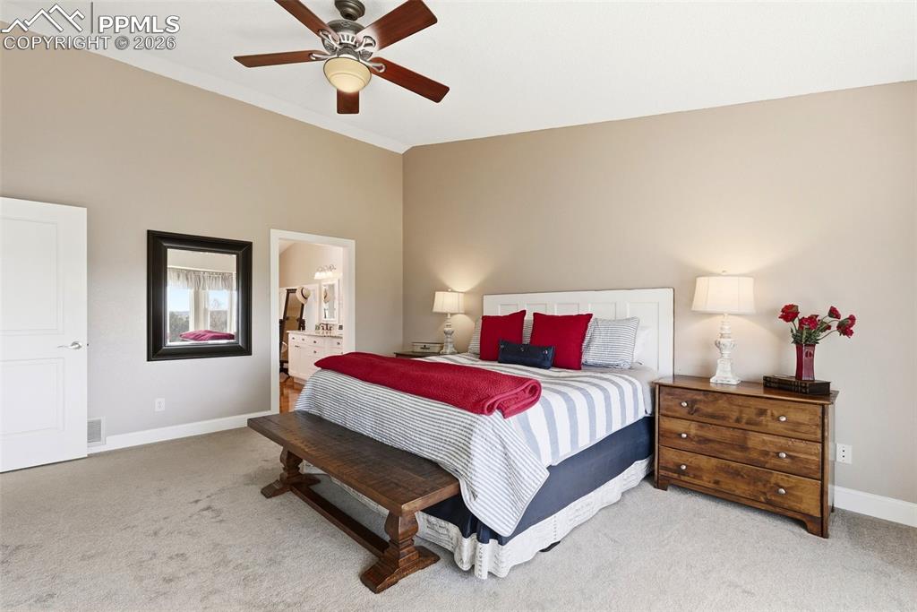 Image 31 of 50: Bedroom