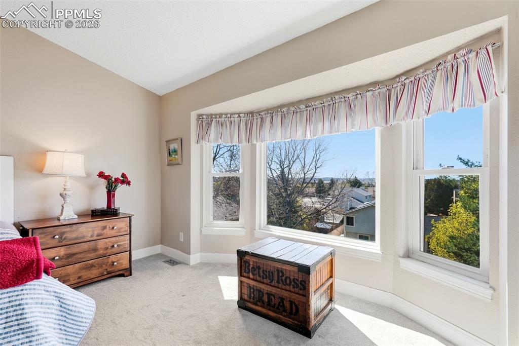 Image 33 of 50: Bedroom