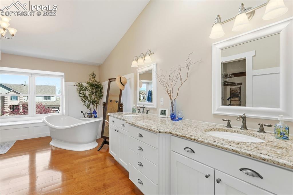 Image 35 of 50: Bathroom