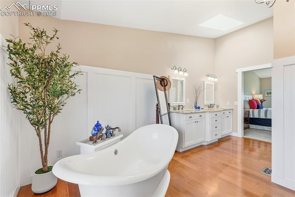 Image 37 of 50: Bathroom