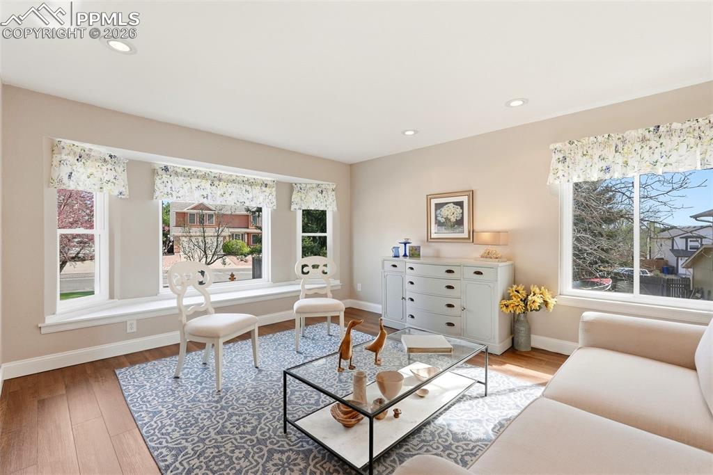 Image 5 of 50: Living Room