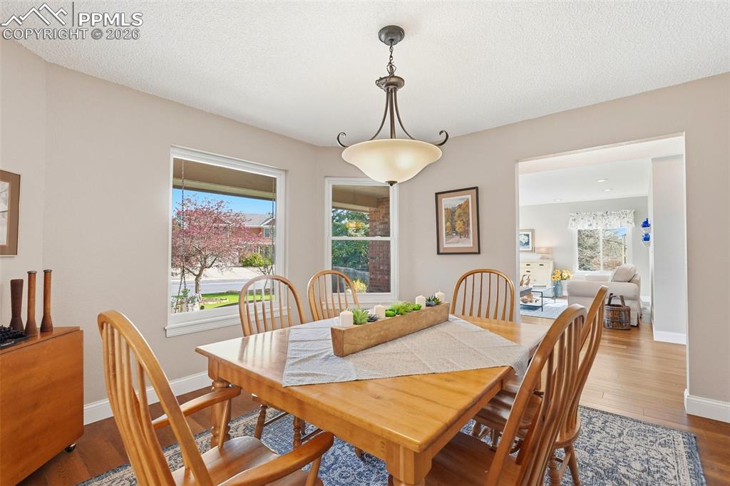 Image 6 of 50: Dining Area