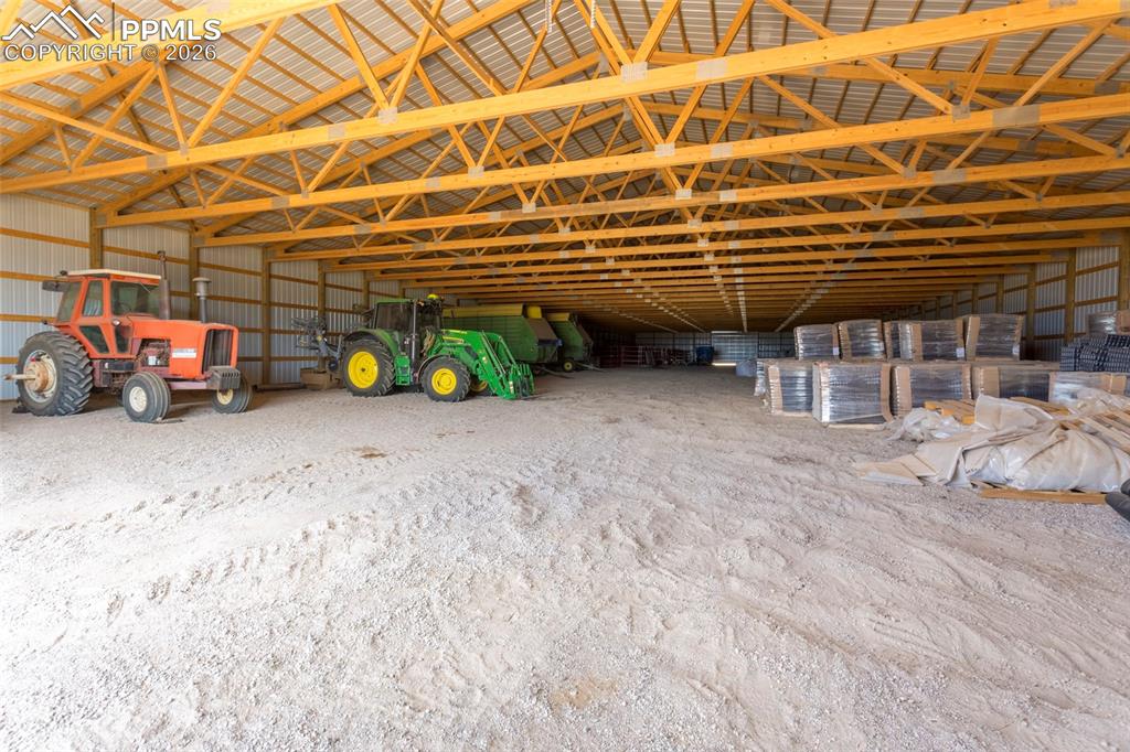 Image 9 of 30: Garage