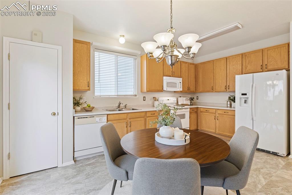 Image 10 of 24: Kitchen