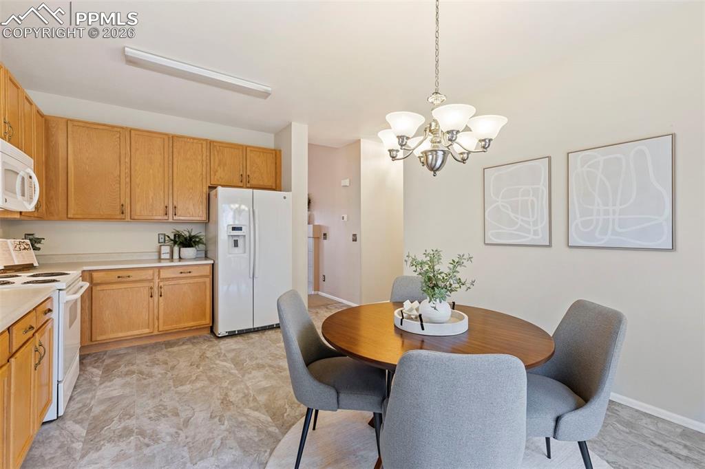 Image 11 of 24: Dining Area