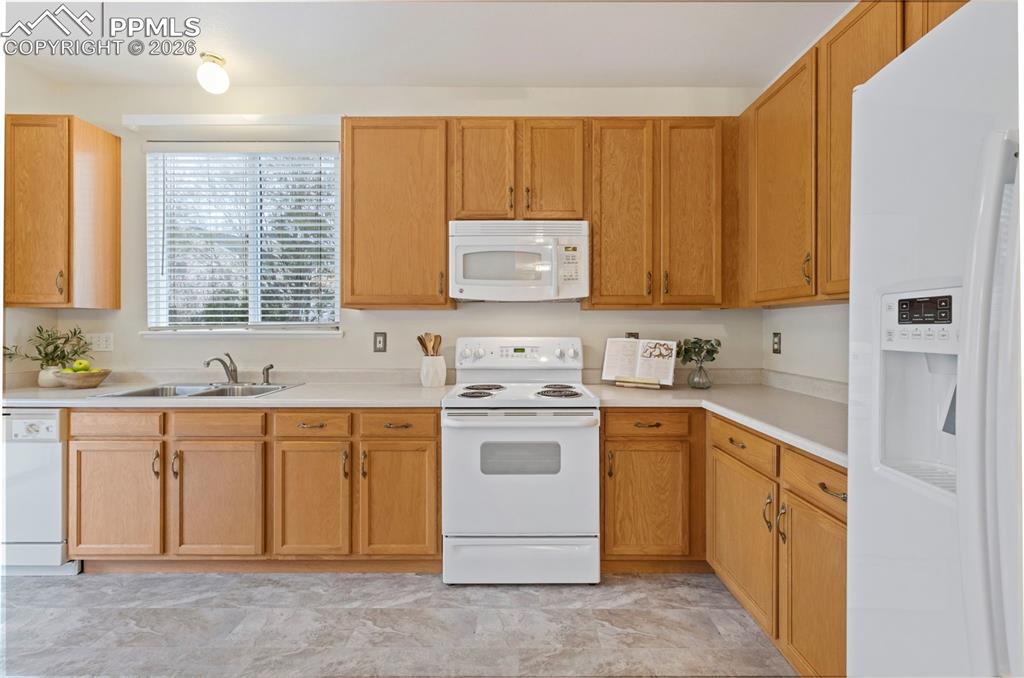 Image 12 of 24: Kitchen