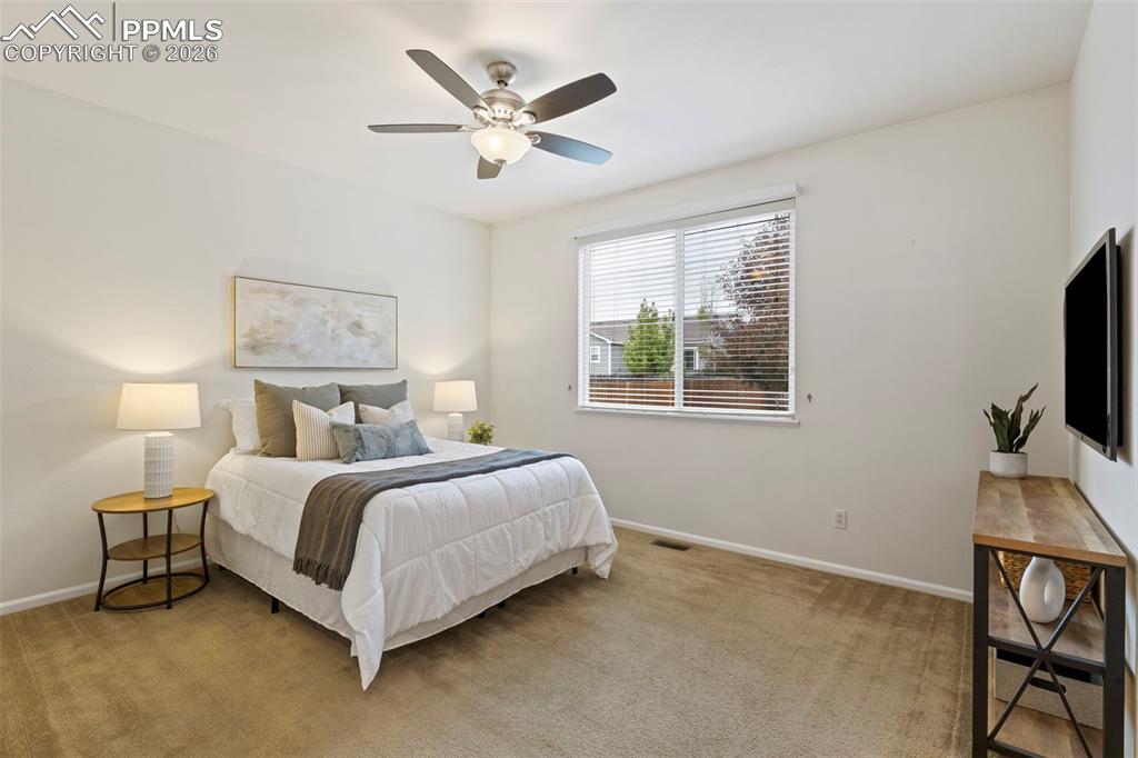 Image 14 of 24: Bedroom