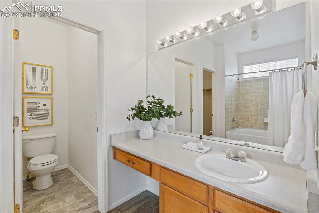 Image 16 of 24: Bathroom