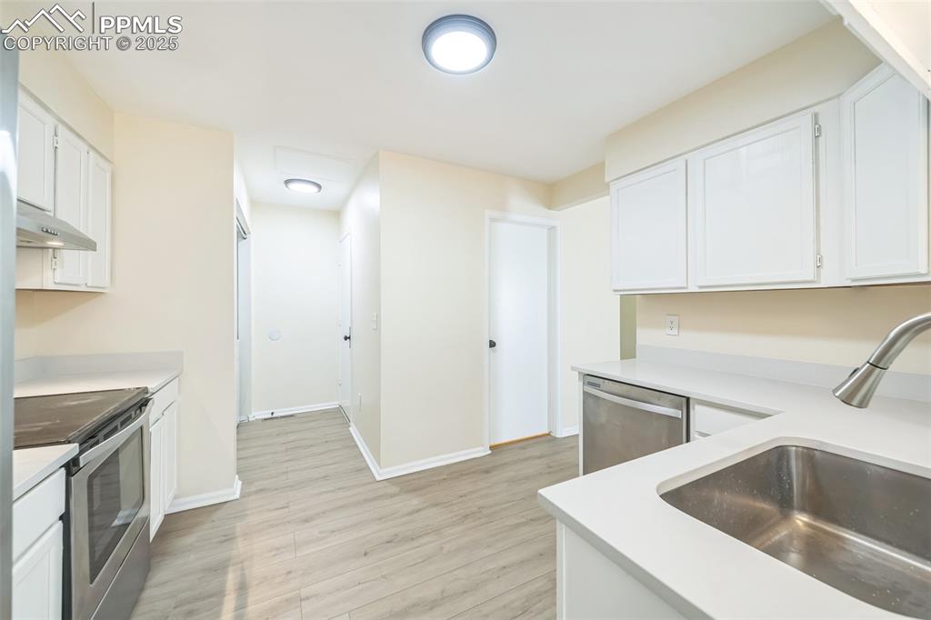 Image 13 of 31: Kitchen