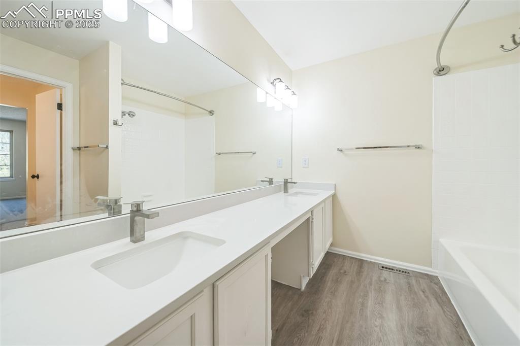 Image 19 of 31: Bathroom