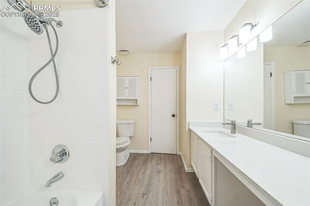 Image 20 of 31: Bathroom