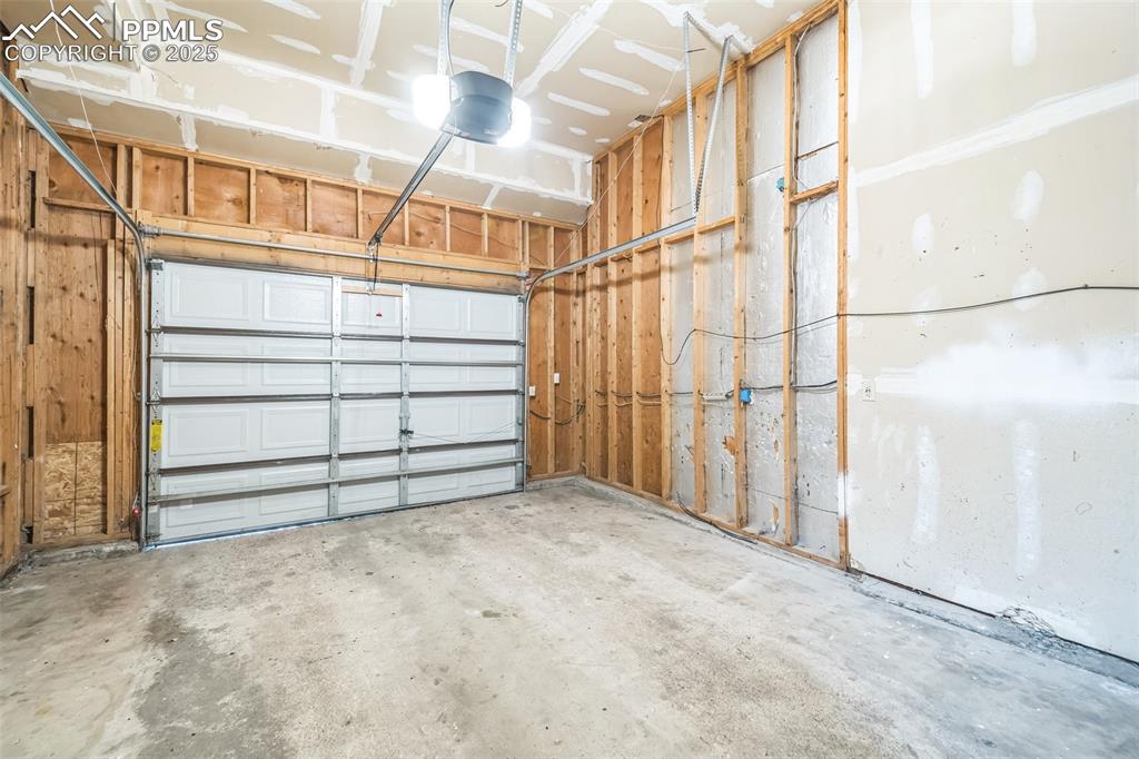 Image 27 of 31: Garage