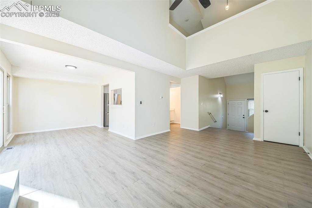 Image 7 of 31: Living Room