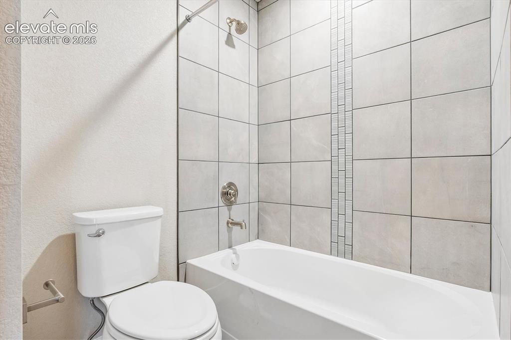 Image 19 of 22: Bathroom