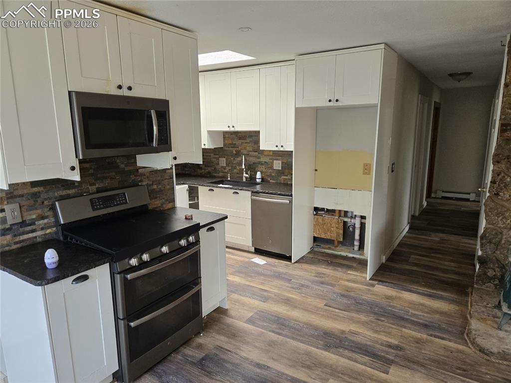 Image 10 of 17: Kitchen