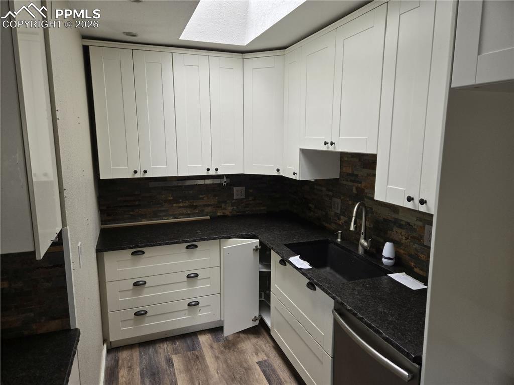 Image 11 of 17: Kitchen