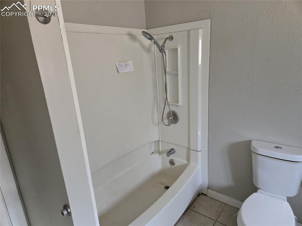 Image 15 of 17: Bathroom