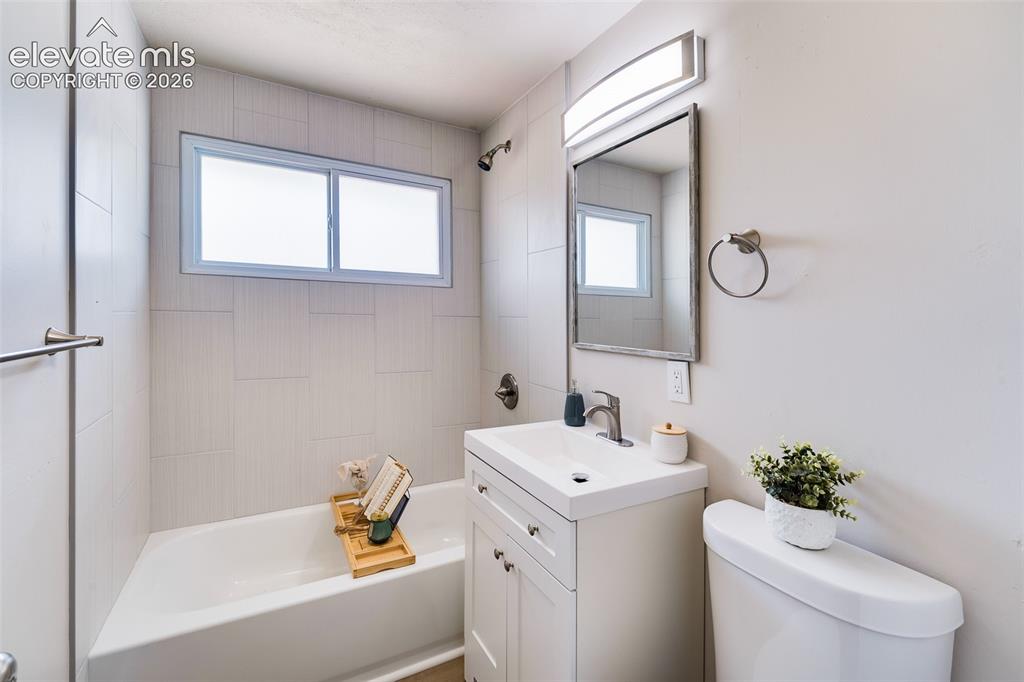 Image 16 of 30: Bathroom