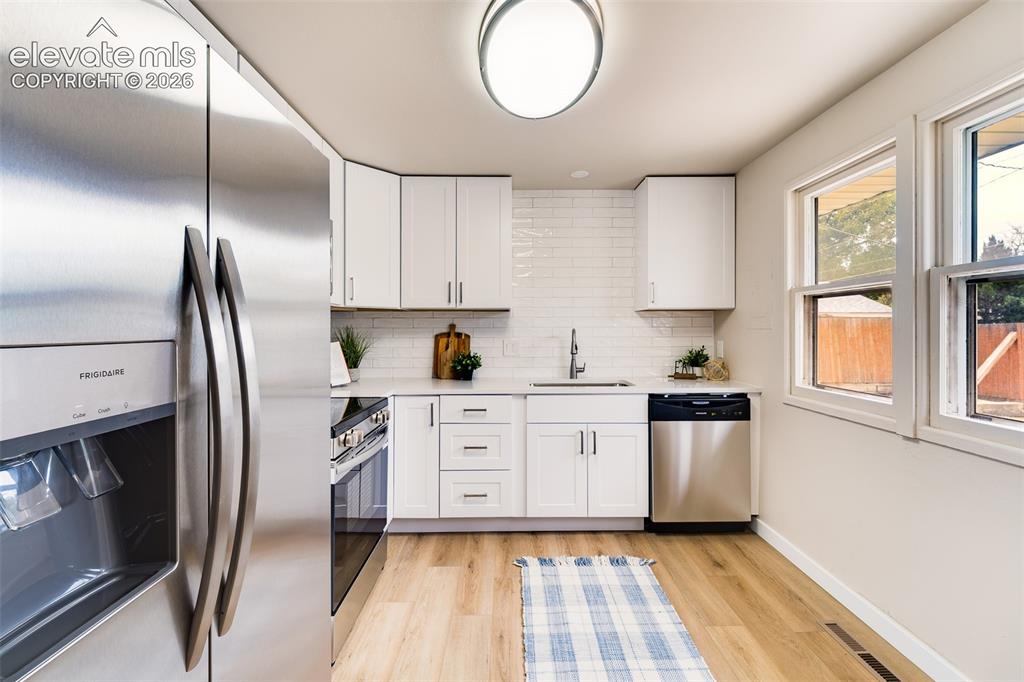 Image 7 of 30: Kitchen