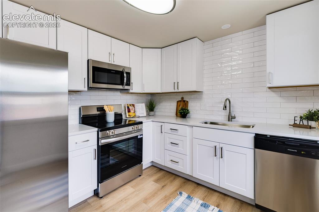 Image 8 of 30: Kitchen