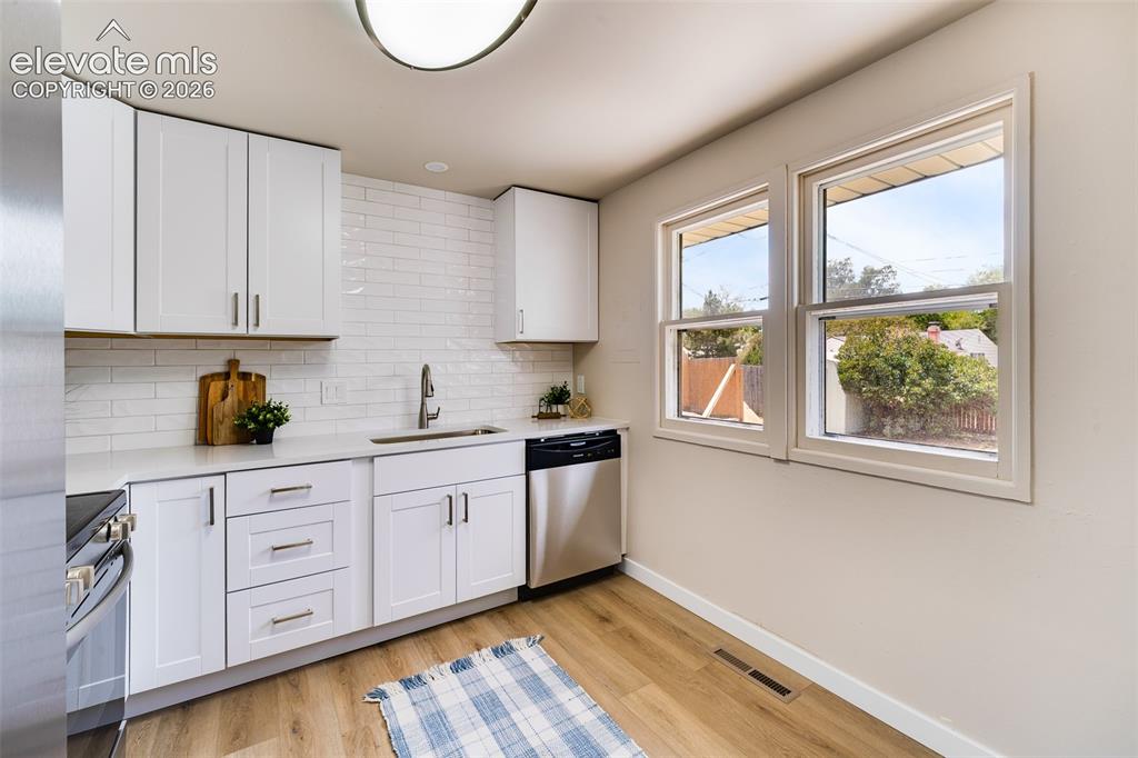 Image 9 of 30: Kitchen
