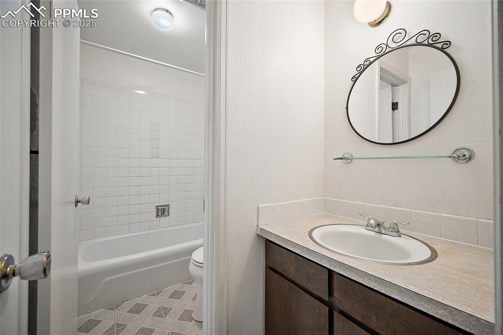 Image 16 of 37: Bathroom