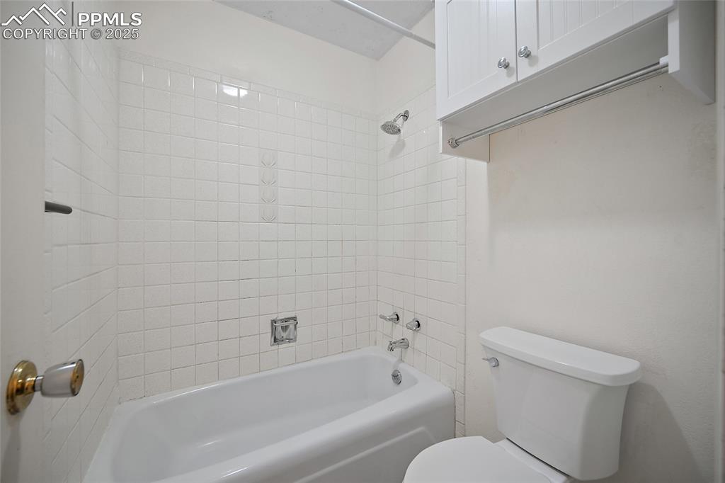 Image 17 of 37: Bathroom