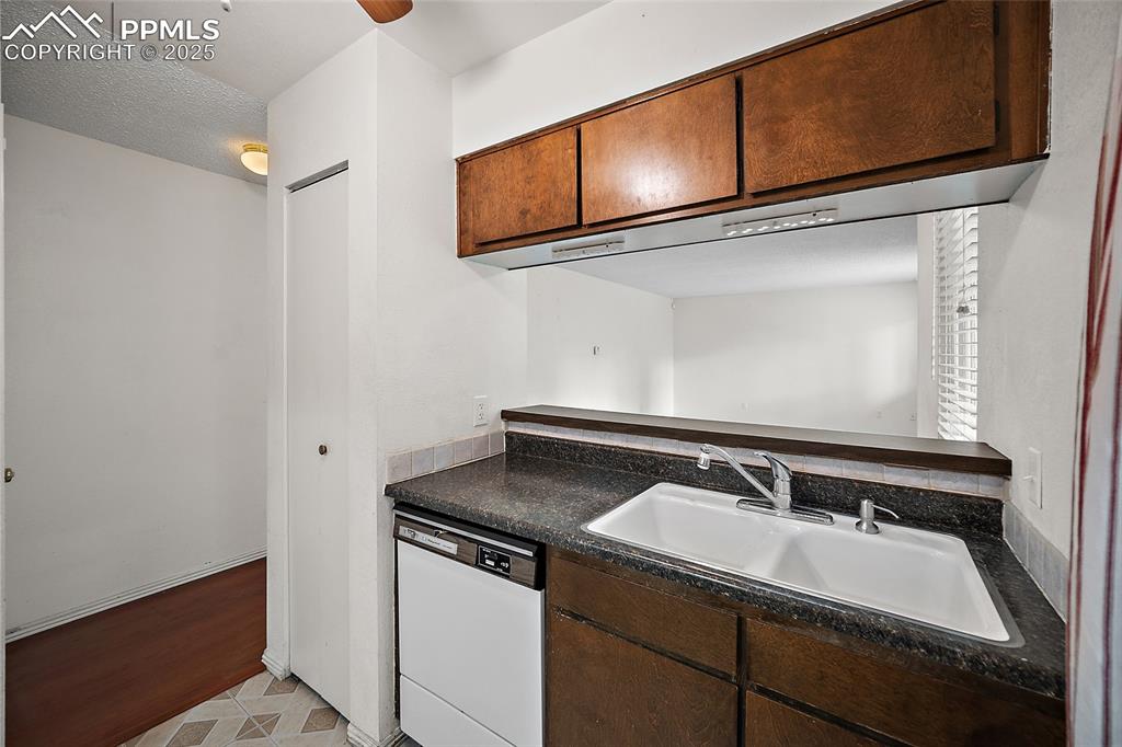 Image 5 of 37: Kitchen