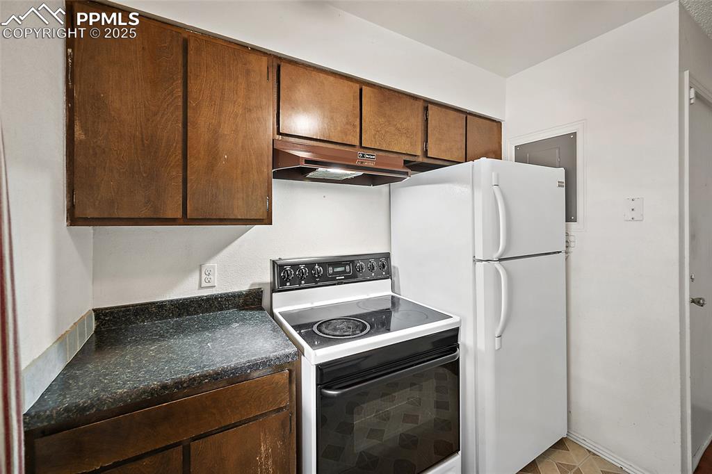 Image 6 of 37: Kitchen