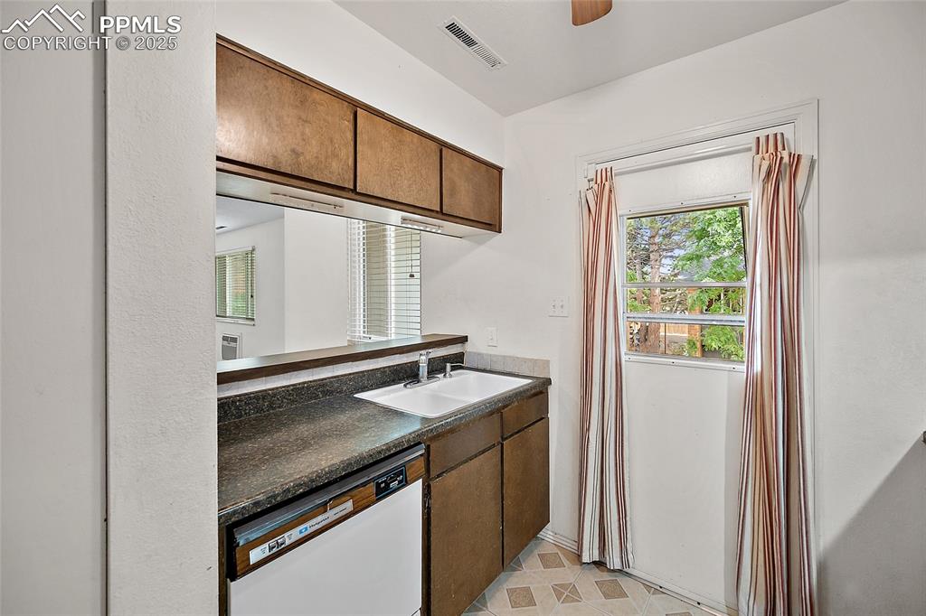 Image 8 of 37: Kitchen