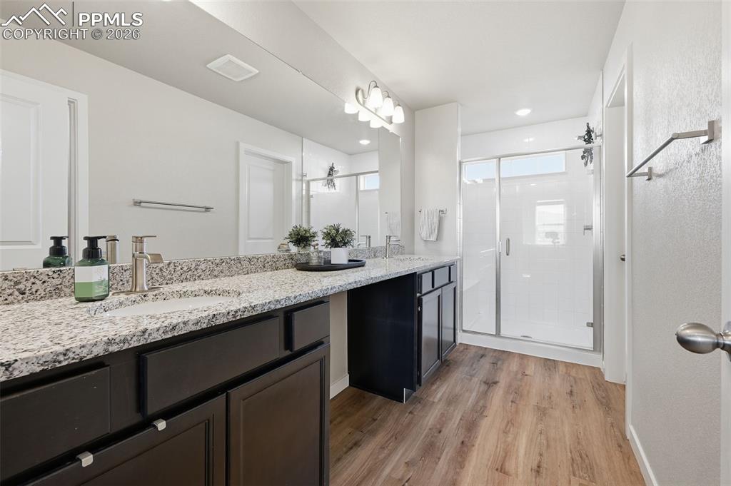 Image 25 of 42: Bathroom